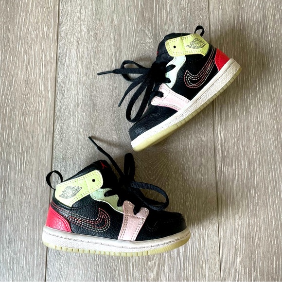 aj 1 mid glow in the dark